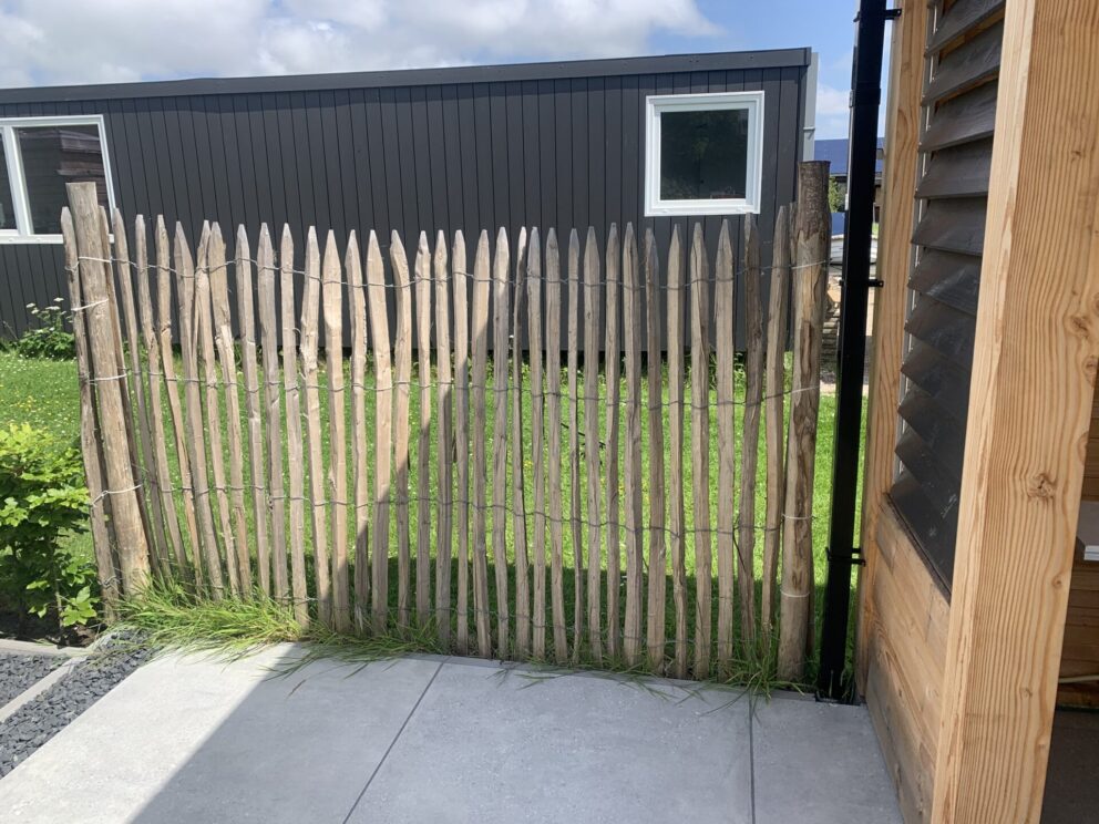 Frans schapenhek 150 cm hoog, latafstand 2 cm naast een stacaravan