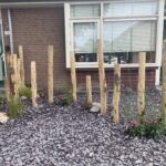 Creatieve palen installatie voor de sier in de voortuin van kastanje palen 120, 150/160, 175 en 200 cm lang, diameter 10/12 cm