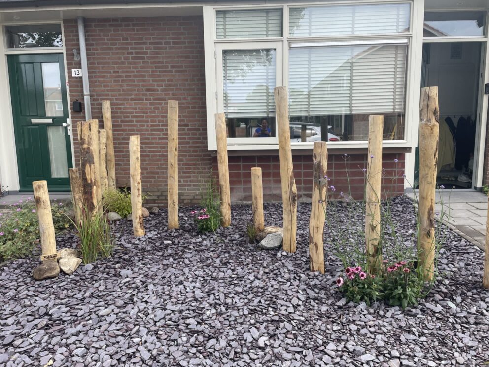 Creatieve palen installatie voor de sier in de voortuin van kastanje palen 120, 150/160, 175 en 200 cm lang, diameter 10/12 cm