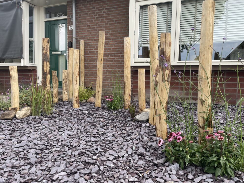 Creatieve palen installatie voor de sier in de voortuin van kastanje palen 120, 150/160, 175 en 200 cm lang, diameter 10/12 cm