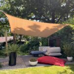 Lounge plek in de tuin met zonnescherm bevestigd aan robinia palen geschild en geschuurd 400 cm lang, diameter 13/15 cm