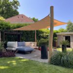 Lounge plek in de tuin met zonnescherm bevestigd aan robinia palen geschild en geschuurd 400 cm lang, diameter 13/15 cm