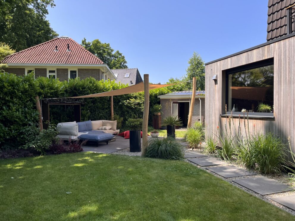 Zonnescherm bevestigd aan robinia palen geschild en geschuurd 400 cm lang, diameter 13/15 cm