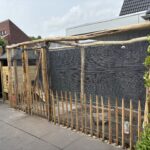 Konijnenren met gaas en een raamwerkpoort van kastanje van 80 cm breed bij 175 cm hoog.