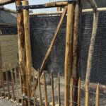Konijnenren met gaas en een raamwerkpoort van kastanje van 80 cm breed bij 175 cm hoog.