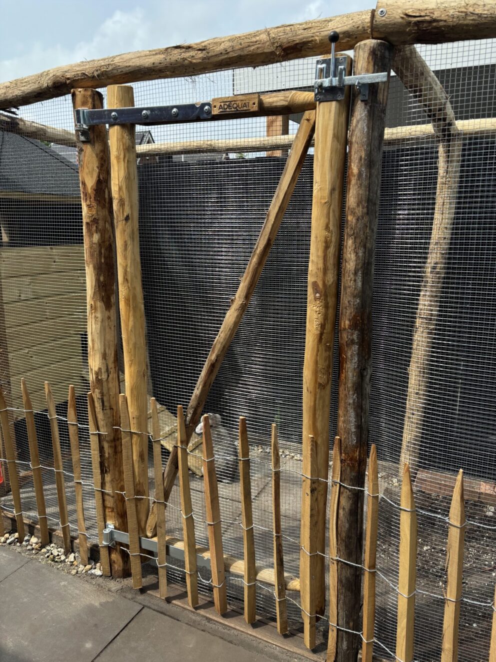 Konijnenren met gaas en een raamwerkpoort van kastanje van 80 cm breed bij 175 cm hoog.