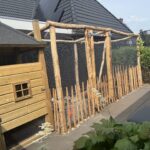 Konijnenren met gaas en een raamwerkpoort van kastanje van 80 cm breed bij 175 cm hoog.
