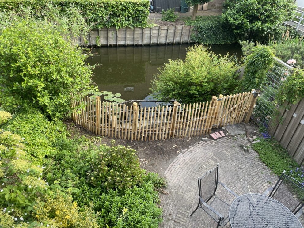 Schapenhek robinia 100 cm hoog, latafstnd 4 cm met kastanje schapenhek poort 100Bx100H (cm) en kastanje paal 175 cm lang, diameter 7/9 en 10/12 cm als afrastering in de achtertuin bij het water