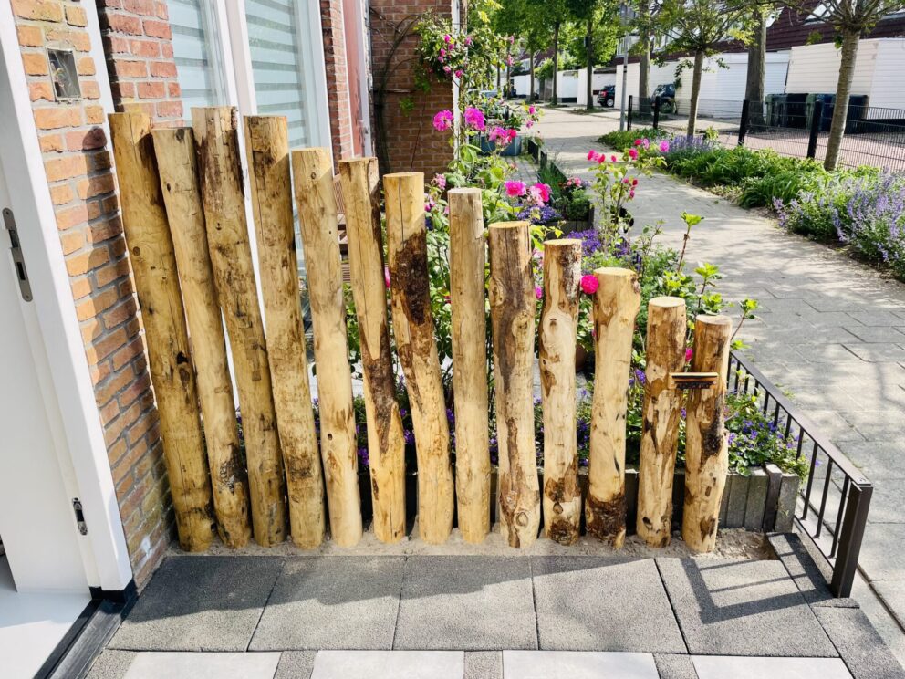 Creatieve afscheiding met kastanje palen in een voortuin met bloemen, palen in de maten 120, 150/160, 175 en 200 cm lang, diameter 10/12 cm