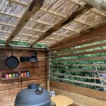 Overkapping voor de sauna en barbecue gemaakt van kastanje palen 250 en 400 cm lang, diameter 10/12 cm