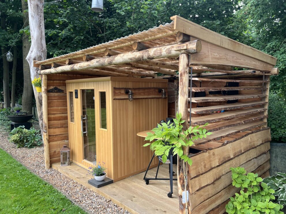 Overkapping voor de sauna en barbecue gemaakt van kastanje palen 250 en 400 cm lang, diameter 10/12 cm