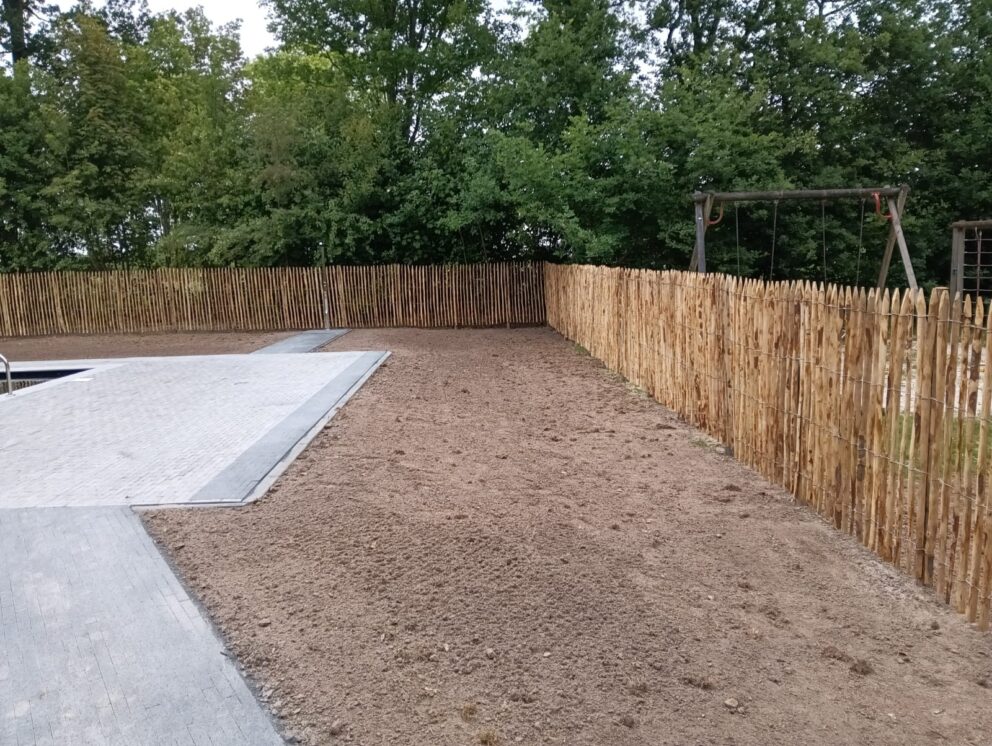 Schapenhek 150 cm hoog, latafstand 4 cm en kastanje paal 250 cm lang, diameter 7/9 cm als omheining en afscheiding in een tuin