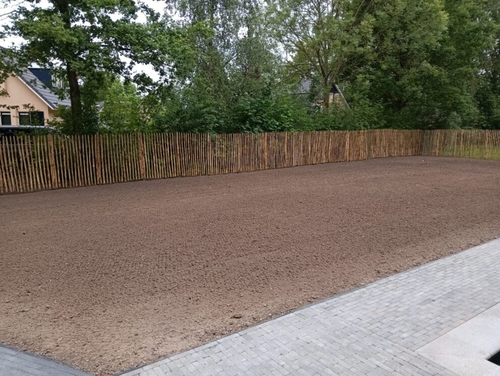 Schapenhek 150 cm hoog, latafstand 4 cm en kastanje paal 250 cm lang, diameter 7/9 cm als omheining in een tuin