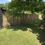 Frans schapenhek kastanje 150 cm hoog, latafstand 2 cm als afrastering in een groene tuin