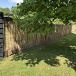 Frans schapenhek kastanje 150 cm hoog, latafstand 2 cm als afrastering in een groene tuin