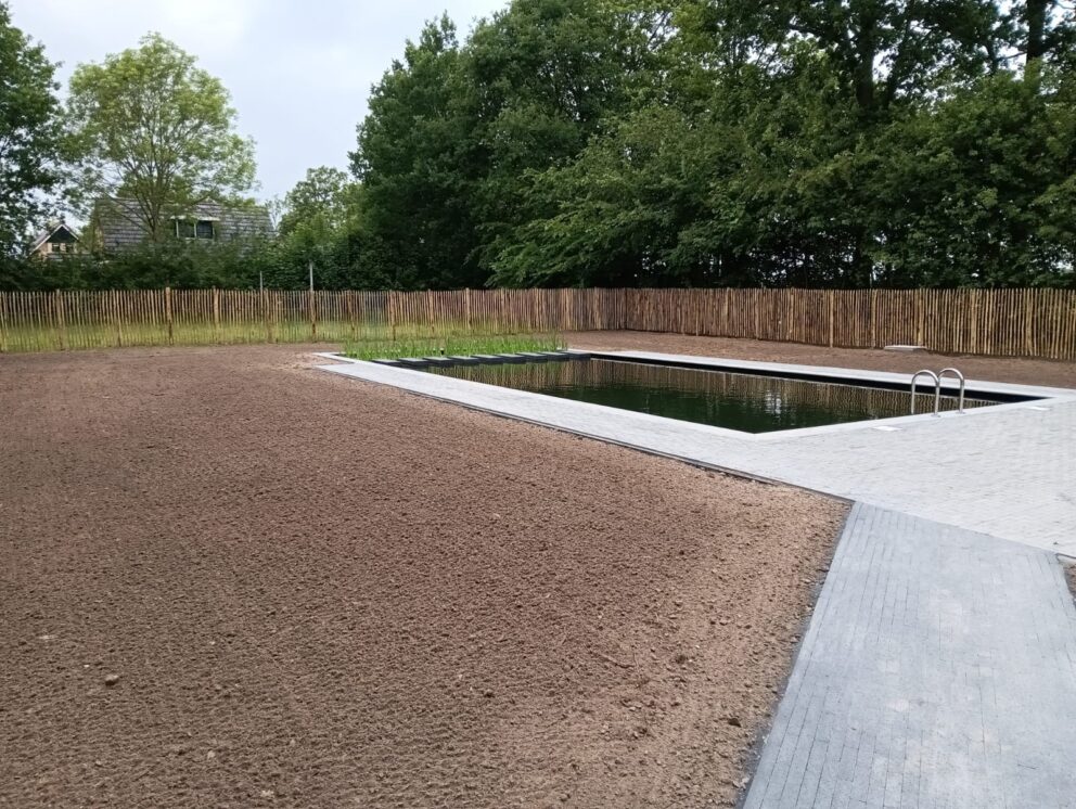 Schapenhek 150 cm hoog, latafstand 4 cm en kastanje paal 250 cm lang, diameter 7/9 cm als omheining voor bij een zwemvijver