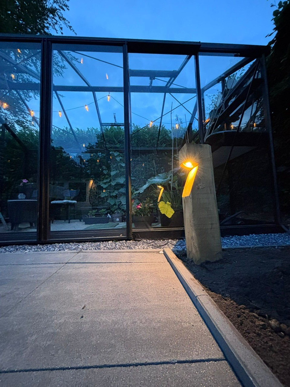 Houten padverlichting Bella kastanje vierkant rustiek in tuin bij een kas in het donker