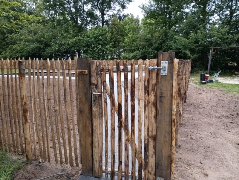 Luxe schapenhekpoort kastanje 80 cm breed bij 150 cm hoog met rustieke kastanje plantpaal 16x16x250 cm met schapenhek 150 cm hoog, latafstand 4 cm en kastanje paal 250 cm lang, diameter 7/9 cm