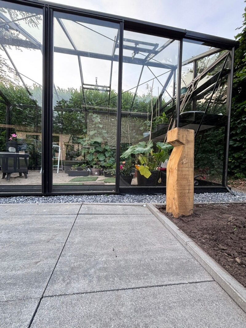 Houten padverlichting Bella kastanje vierkant rustiek in tuin bij een kas