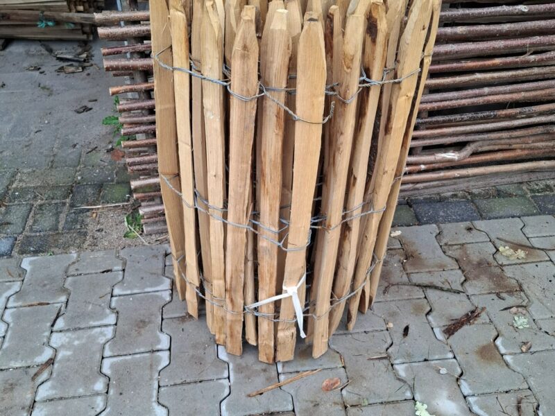 nr 250 kastanje schapenhek 80 cm hoog, latafstand 6 cm - reststuk 10 meter - drie latjes stuk