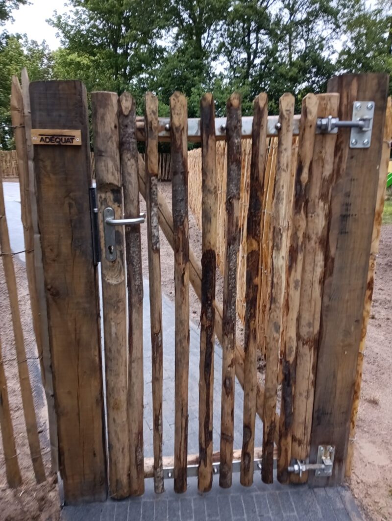 Luxe schapenhekpoort kastanje 80 cm breed bij 150 cm hoog met rustieke kastanje plantpaal 16x16x250 cm met schapenhek 150 cm hoog, latafstand 4 cm