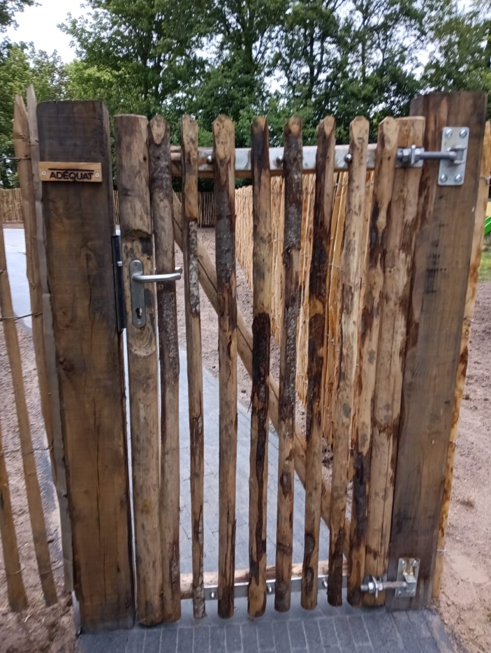 Luxe schapenhekpoort kastanje 80 cm breed bij 150 cm hoog met rustieke kastanje plantpaal 16x16x250 cm met schapenhek 150 cm hoog, latafstand 4 cm
