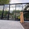 Houten padverlichting Bella kastanje vierkant rustiek in tuin bij een kas