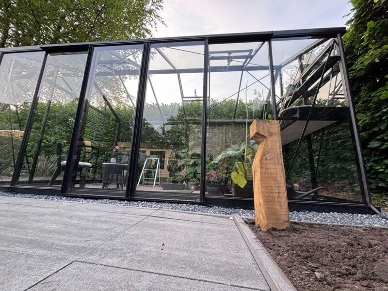Houten padverlichting Bella kastanje vierkant rustiek in tuin bij een kas