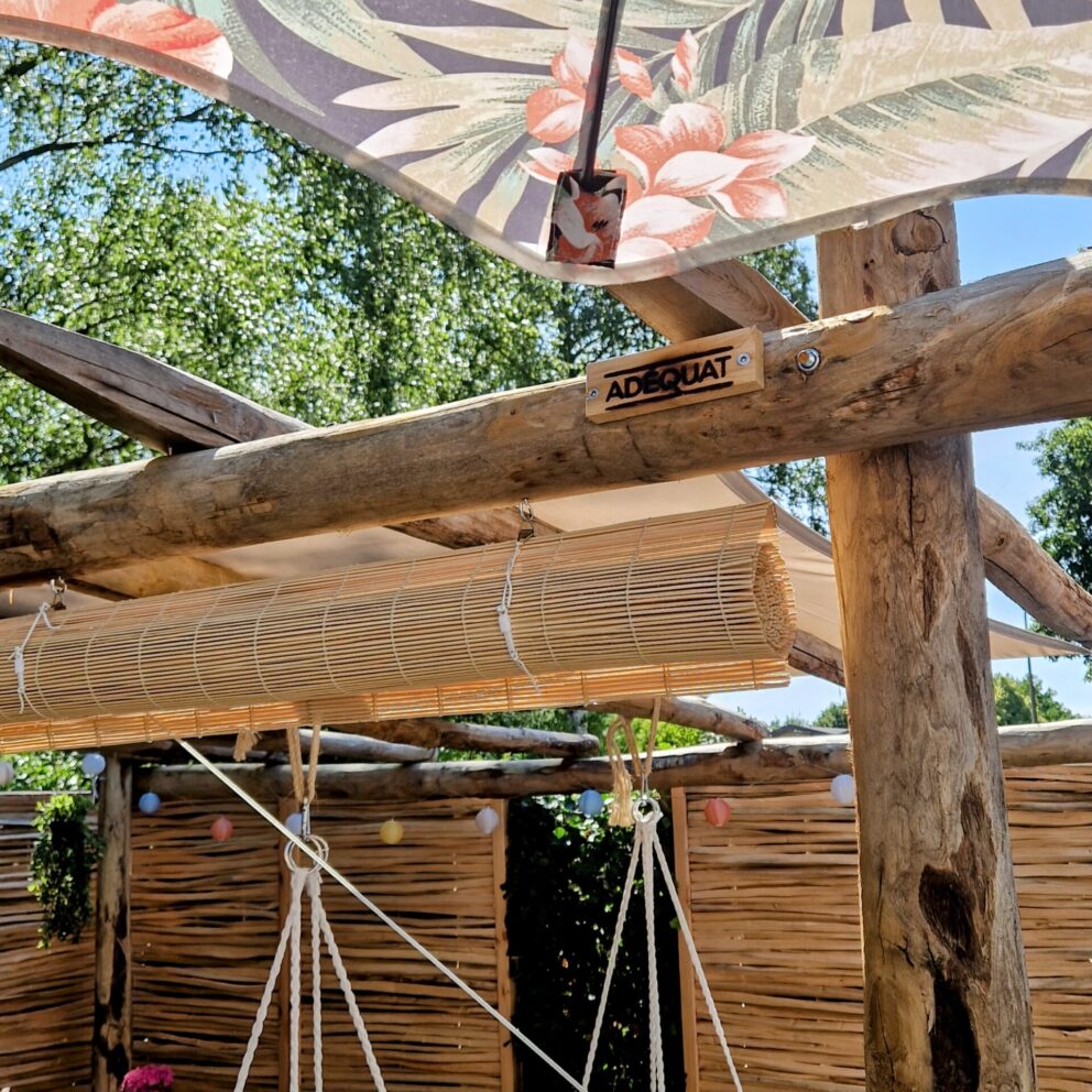 Kastanje paal 350 cm lang, diameter 10-12 cm, ongepunt, kastanje paal 400 cm lang, diameter 10-12 cm, ongepunt en kastanje paal 300 cm lang, diameter 7-9 cm, gepunt. Pergola en Adéquat logo bordje
