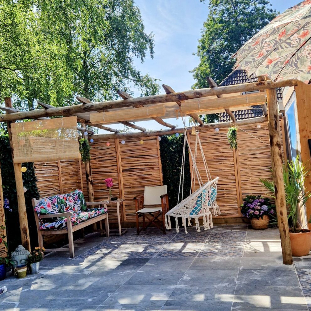 Kastanje paal 350 cm lang, diameter 10-12 cm, ongepunt, kastanje paal 400 cm lang, diameter 10-12 cm, ongepunt en kastanje paal 300 cm lang, diameter 7-9 cm, gepunt. Pergola en overkapping