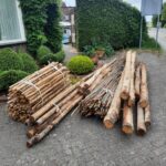 Kastanjepaal 300 cm, diameter 4/6 cm, ongepunt, kastanje paal 200 cm lang, diameter 7/9 cm, gepunt, robinia paal 200 cm lang, diameter 8/10 cm, geschild gepunt, kastanje paal 175 cm lang, diameter 10/12 cm, gepunt, kastanje paal 200 cm lang, diameter 7/9 cm, halfrond, kastanje paal 250 cm lang, diameter 7/9 cm, halfrond en kastanje paal 250 cm lang, diameter 7/9 cm, gepunt. Overkapping met wilgentenen. Producten wanneer ze net zijn geleverd.