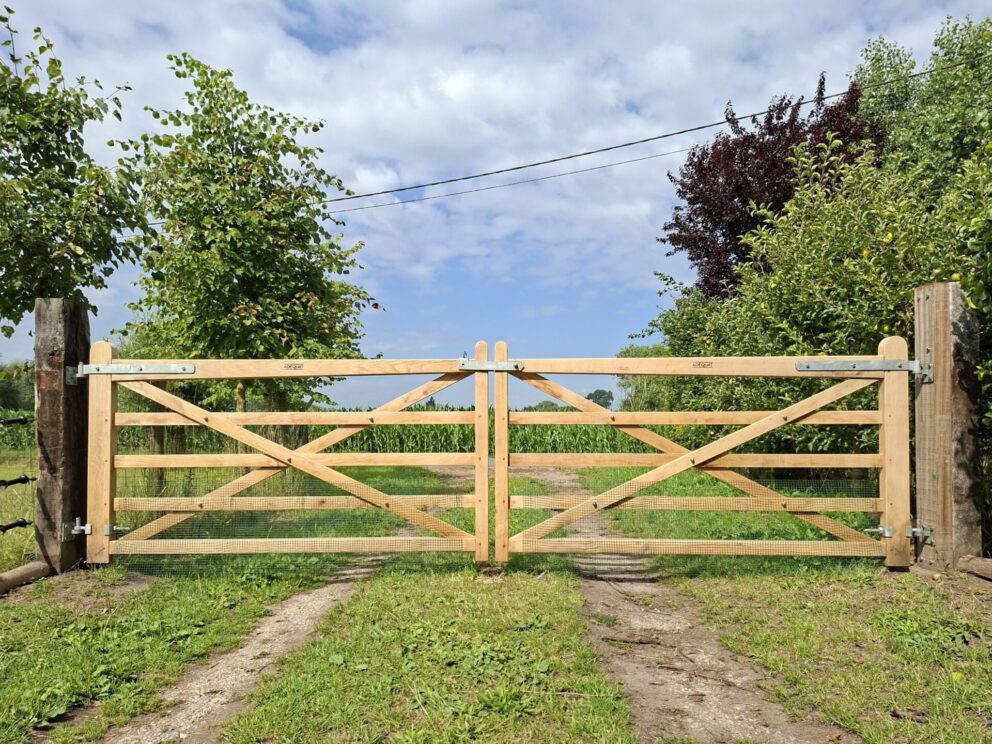 Engelse poort eiken dubbel (210 cm breed en 120 cm hoog) en verstevigde onderbalk aandrijving NL & EN poort