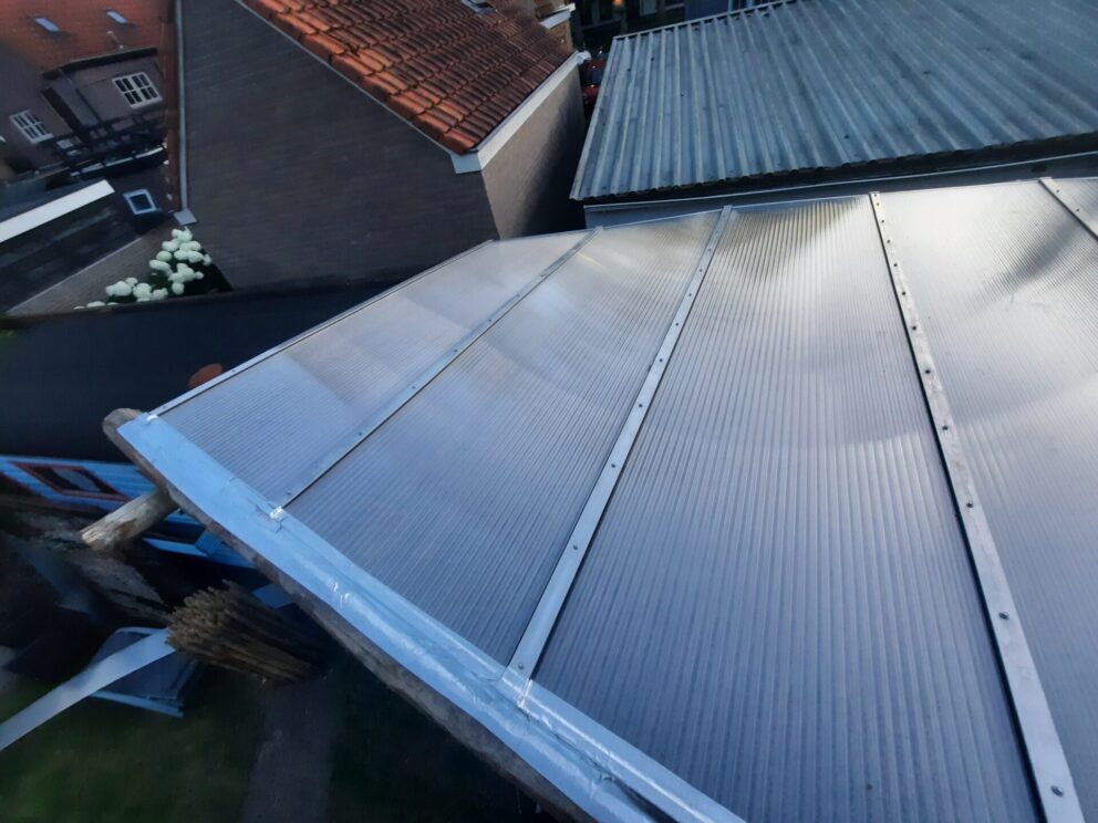 Overkaping van polycarbonaat platen en wilgentenen