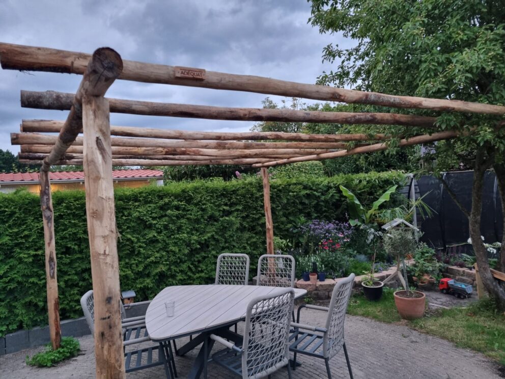 Kastanje paal 350 cm lang, diameter 10-12 cm, ongepunt en kastanje paal 400 cm lang, diameter. 7-9 cm, ongepunt. Pergola boven zithoek