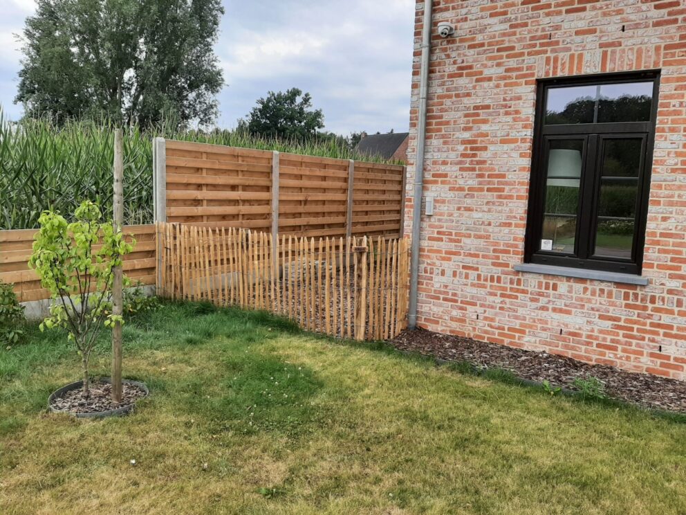 Robinia paal 300 cm lang, diameter 12/14 cm, geschild en gepunt, Frans schapenhek kastanje 100 cm hoog, latafstand 4cm, 2 x 5m rol en kastanje paal 175 cm lang, diameter 7/9 cm, gepunt en kastanje paal 175 cm lang, diameter 10/12 cm, gepunt