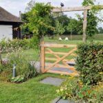 Engelse poort douglas enkel 150 breed x 120 hoog (cm), scharnierset 45 cm (compleet) voor Engelse en Nederlandse poort en poortsluiting met veer
