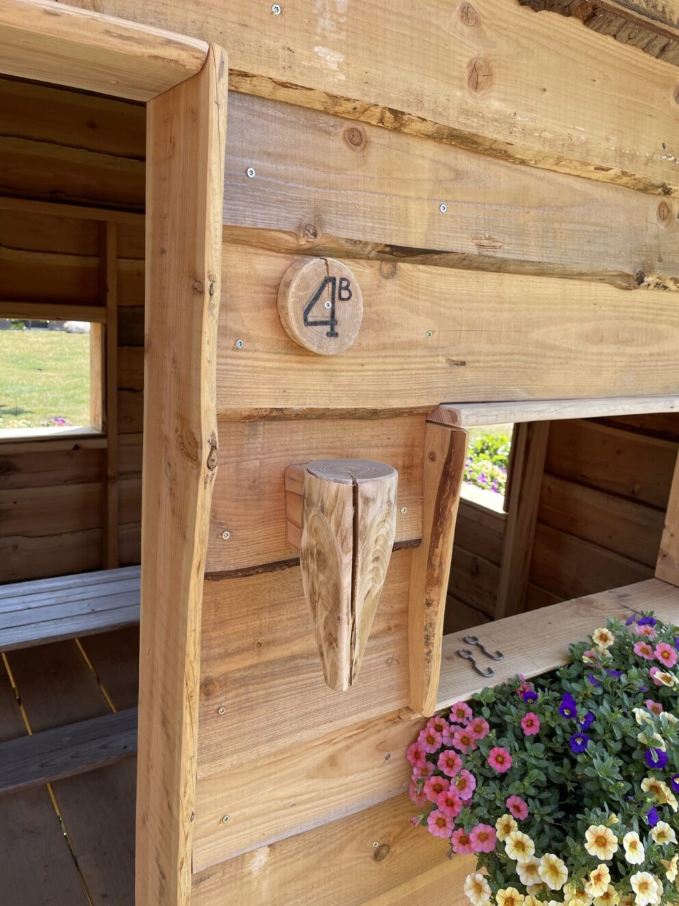 Kastanje punt van paal als decoratie bij deuropening van boomhut