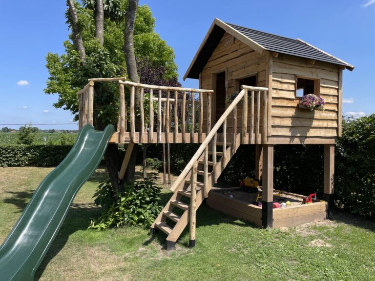 Boomhut gemaakt met leuning van kastanje palen in diameter 4/6 en 7/9 cm