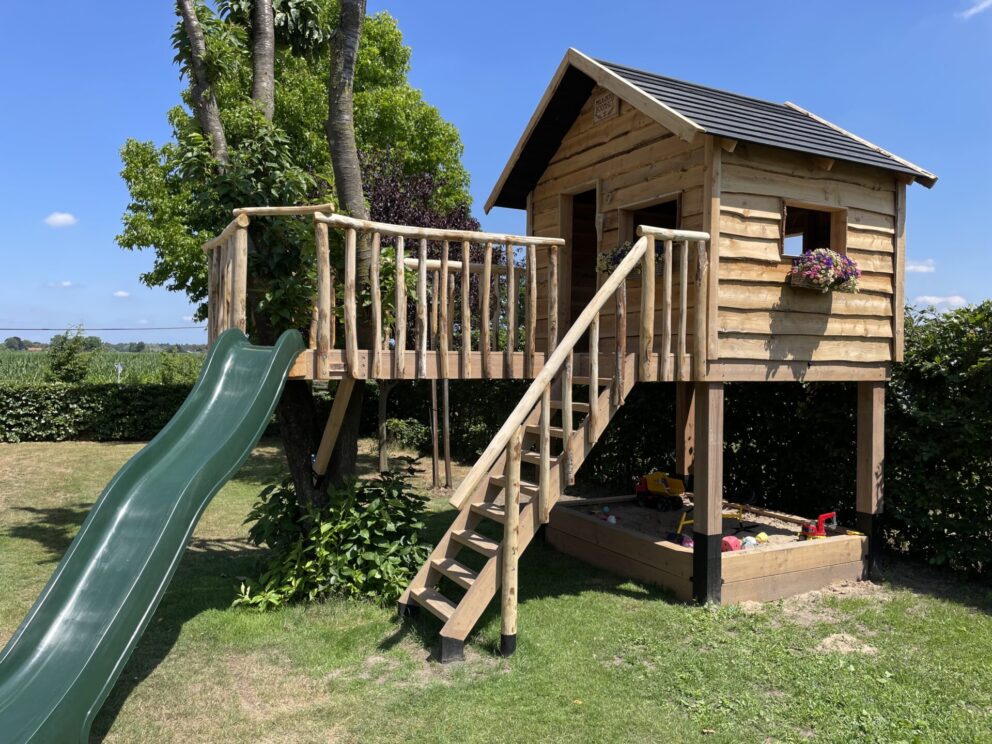Boomhut gemaakt met leuning van kastanje palen in diameter 4/6 en 7/9 cm
