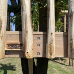 Close-up van kastanje palen als leuning bij boomhut