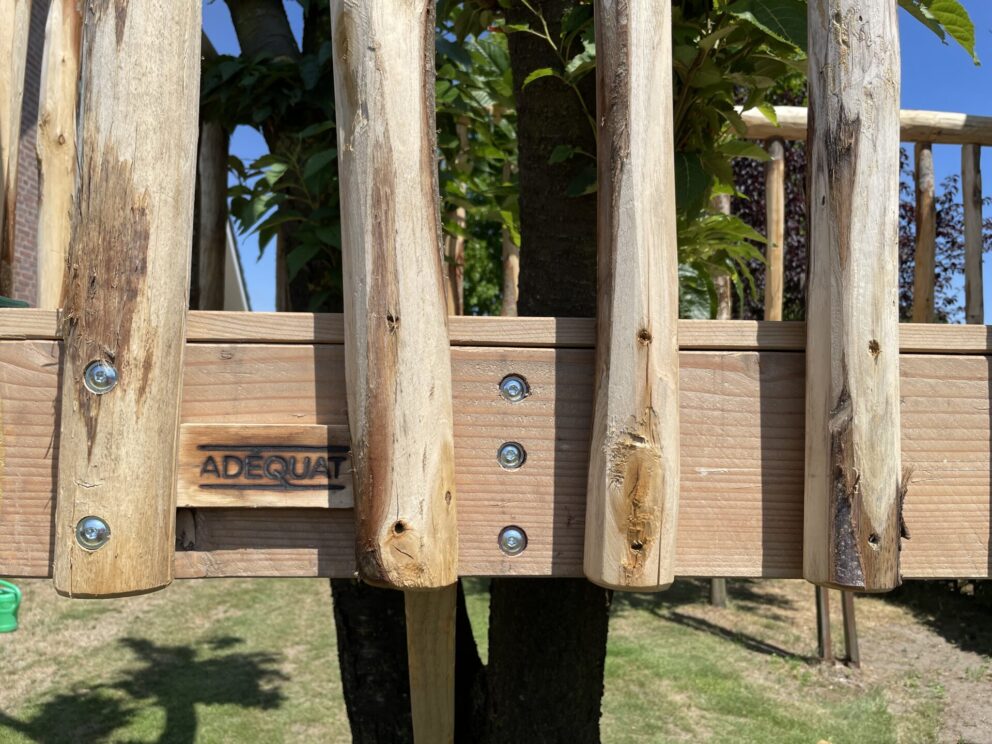 Close-up van kastanje palen als leuning bij boomhut