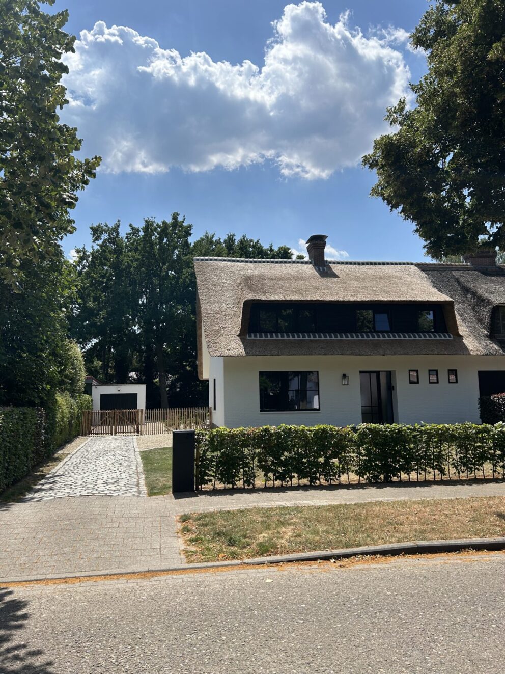 Schapenhek poort kastanje dubbel 120 breed x 120 hoog (centimeter), Frans schapenhek kastanje 120 centimter hoog, latafstand 4 centimeter, 2 x 5 meter rol en kastanje paal 175 centimeter lang, diameter 7 tot 9 centimeter, gepunt. Poort bij huis met rieten dak, landelijk modern.