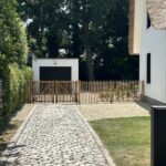 Schapenhek poort kastanje dubbel 120 breed x 120 hoog (centimeter), Frans schapenhek kastanje 120 centimter hoog, latafstand 4 centimeter, 2 x 5 meter rol en kastanje paal 175 centimeter lang, diameter 7 tot 9 centimeter, gepunt. Poort bij huis met rieten dak, landelijk modern.