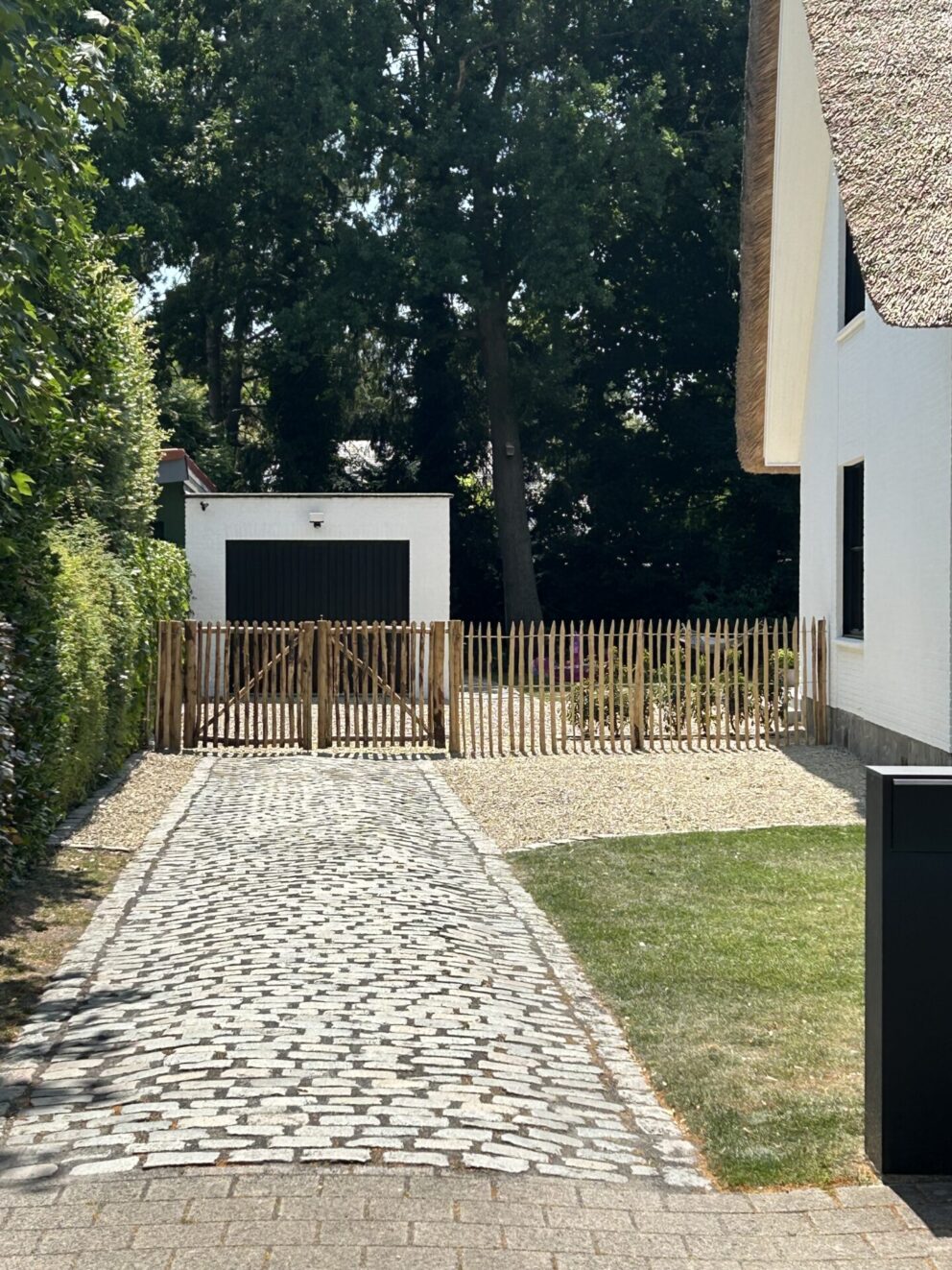 Schapenhek poort kastanje dubbel 120 breed x 120 hoog (centimeter), Frans schapenhek kastanje 120 centimter hoog, latafstand 4 centimeter, 2 x 5 meter rol en kastanje paal 175 centimeter lang, diameter 7 tot 9 centimeter, gepunt. Poort bij huis met rieten dak, landelijk modern.