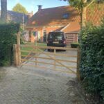 Hang-en sluitwerkset Engelse en Nederlandse poort en eiken plantplaal 15 x 15 x 210 cm met diamantkop, eiken plantpaal 15 x 15 x 210 cm met diamantkop, Engelse poort trekboom eiken op maat gemaakt, 320 cm breed en 120 cm hoog, linksdraaiend. Poort bij een oprit.