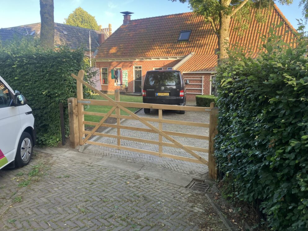 Hang-en sluitwerkset Engelse en Nederlandse poort en eiken plantplaal 15 x 15 x 210 cm met diamantkop, eiken plantpaal 15 x 15 x 210 cm met diamantkop, Engelse poort trekboom eiken op maat gemaakt, 320 cm breed en 120 cm hoog, linksdraaiend. Poort bij een oprit.