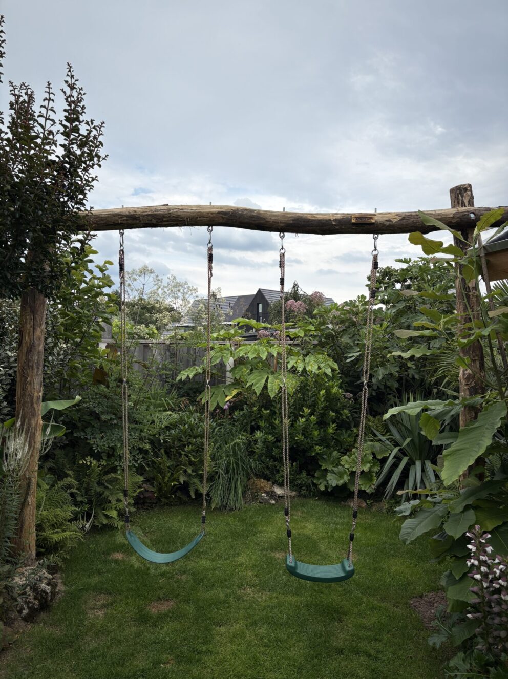 Robinia paal 350 cm lang, diameter 12-14 cm, geschild en ongepunt. Schommel in jungle tuin