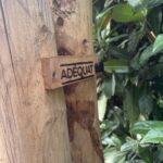 Handoek kan ophangen worden aan Adéquat logo bordje bij ijsbad.