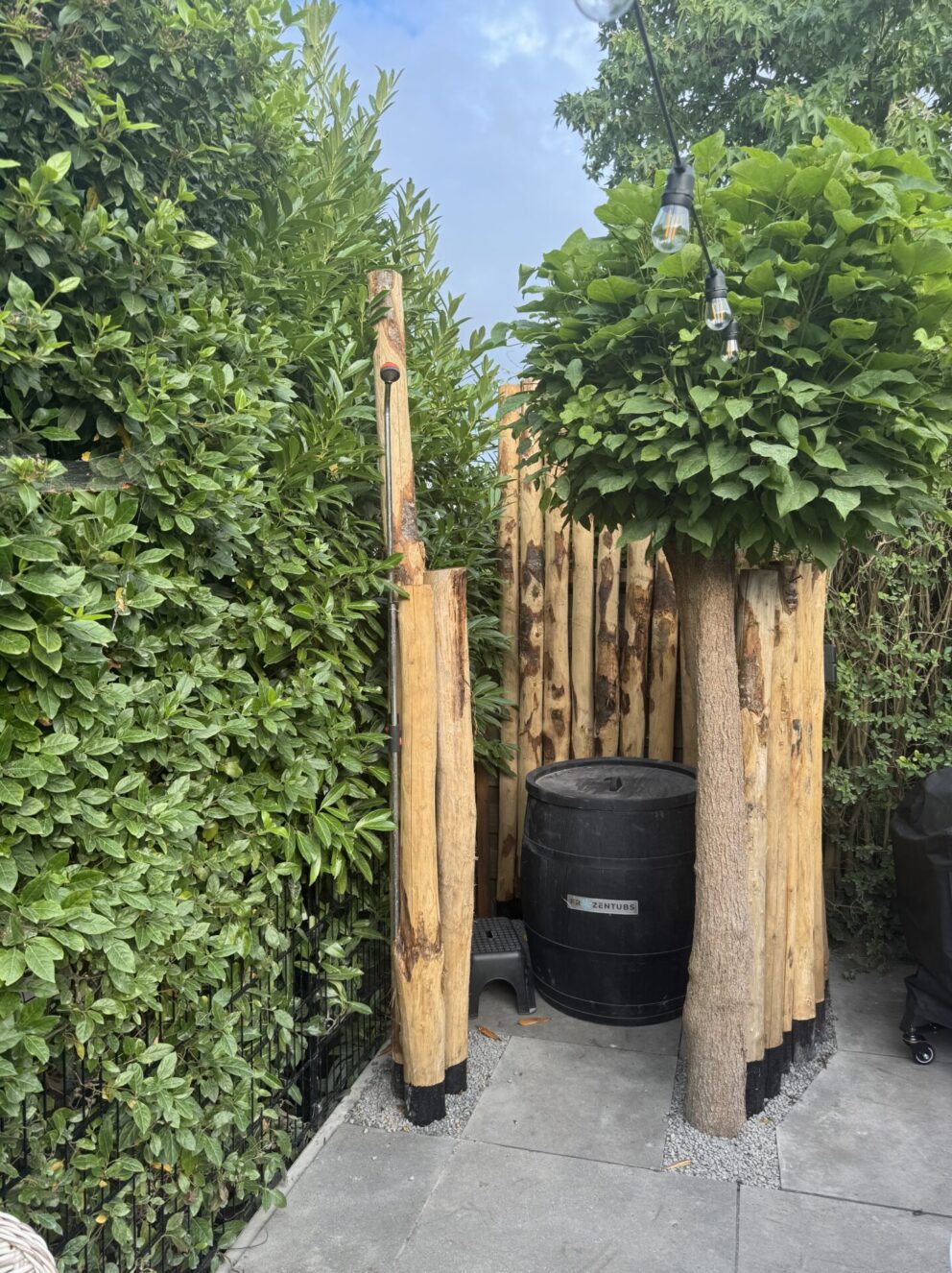 Kastanje paal 300 cm lang, diameter 10-12 cm, gepunt en kastanje paal 200 cm lang, diameter 10-12 cm, gepunt. Privacy bij een ijsbad.