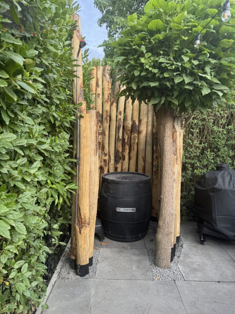 Kastanje paal 300 cm lang, diameter 10-12 cm, gepunt en kastanje paal 200 cm lang, diameter 10-12 cm, gepunt. Privacy bij een ijsbad.